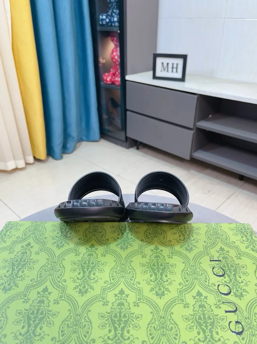 Men's shoes 💰260🌹🌹 (gucci-Gucci) New men's slippers, high-end boutique, made of cowhide, with exquisite embossed logo decoration on the upper, fine workmanship, super soft soles, casual, loose and comfortable, a must-have in summer! \nsize：38-44